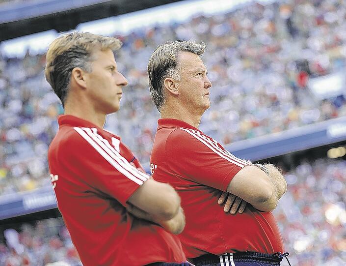Mit der Gesamtsituation unzufrieden: Bayern-Trainer van Gaal und sein Assistent Jonker (l.) blicken skeptisch.Foto: GES/Augenklickl