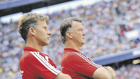 Mit der Gesamtsituation unzufrieden: Bayern-Trainer van Gaal und sein Assistent Jonker (l.) blicken skeptisch.Foto: GES/Augenklickl