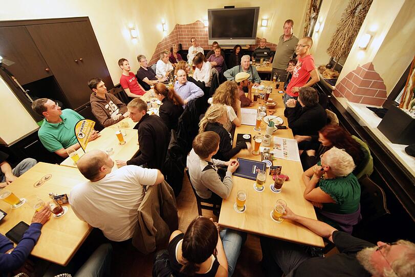 Hier tagen Piraten. In der Neuhauser Kneipe "Wendlinger" versammeln sich Mitglieder und Sympathisanten der Partei zu einem Stammtisch. Rund 50 Münchner sind gekommen und diskutieren bei Bier und Hamburgern. Zwischendurch wird viel getwittert.