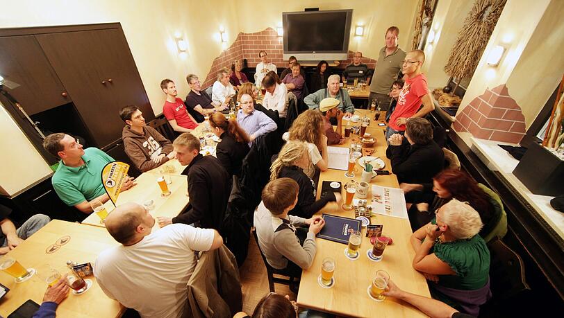 Hier tagen Piraten. In der Neuhauser Kneipe "Wendlinger" versammeln sich Mitglieder und Sympathisanten der Partei zu einem Stammtisch. Rund 50 Münchner sind gekommen und diskutieren bei Bier und Hamburgern. Zwischendurch wird viel getwittert. Hier tagen Piraten. In der Neuhauser Kneipe "Wendlinger" versammeln sich Mitglieder und Sympathisanten der Partei zu einem Stammtisch. Rund 50 Münchner sind gekommen und diskutieren bei Bier und Hamburgern. Zwischendurch wird viel getwittert.