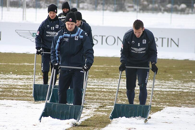 Tauwetter bei den Löwen: Am Donnerstag mussten die Sechzger an die Schneeschippe, bevor es ins Training ging. Schaufeln für den Erfolg - die Bilder von der Grünwalder.