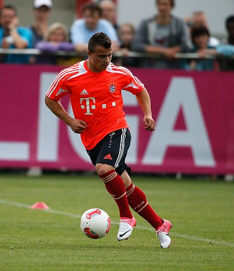 XHERDAN SHAQIRI (20, offensiver Mittelfeldspieler, aus Basel: Eigentlich wollten die Bayern Marco Reus verpflichten, sie bekamen Shaqiri; der Schweizer mit kosovarischen Vorfahren startet mit einer recht großen Hypothek in München. In den vier Spielen der Basler gegen die Bayern in der Champions League war der Dribbler stets bester Mann, sein Talent ist unbestritten. Ob er sich bei Bayern durchsetzen kann, steht aber auf einem anderen Blatt. Shaqiri, wegen seiner fast quadratischen Figur Kraftwürfel genannt, muss sich gegen Arjen Robben und Thomas Müller durchsetzen. Tendenz: Zunächst nur Joker.