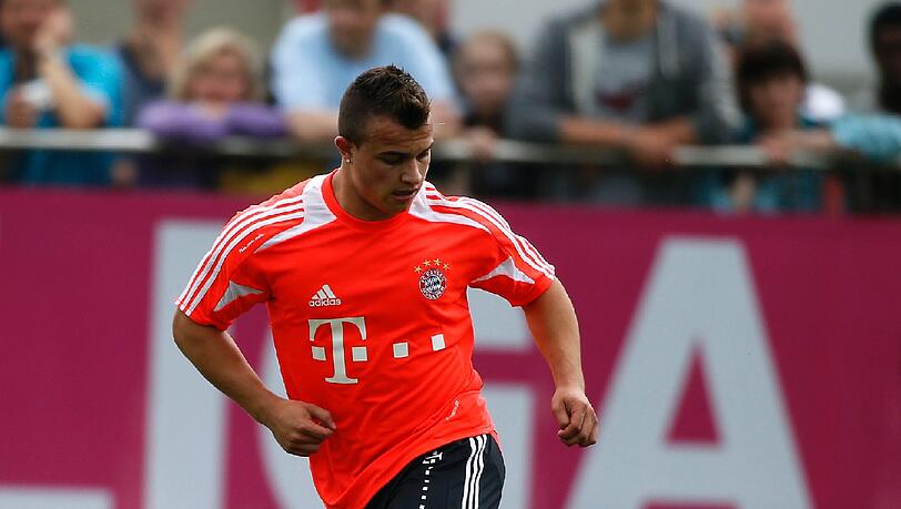 XHERDAN SHAQIRI (20, offensiver Mittelfeldspieler, aus Basel: Eigentlich wollten die Bayern Marco Reus verpflichten, sie bekamen Shaqiri; der Schweizer mit kosovarischen Vorfahren startet mit einer recht großen Hypothek in München. In den vier Spielen der Basler gegen die Bayern in der Champions League war der Dribbler stets bester Mann, sein Talent ist unbestritten. Ob er sich bei Bayern durchsetzen kann, steht aber auf einem anderen Blatt. Shaqiri, wegen seiner fast quadratischen Figur Kraftwürfel genannt, muss sich gegen Arjen Robben und Thomas Müller durchsetzen. Tendenz: Zunächst nur Joker.