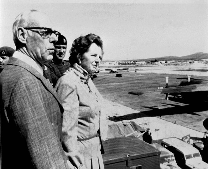 Großbritannien im Krieg: Thatcher und ihr Ehemann Denis schauen im Jahr 1983 auf dem Flughafen der Royal Air Force in Port Stanley auf den Falkland Inseln einer Demonstration von Phantom-Flugzeugen zu.