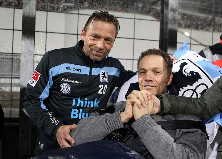 Olaf Bodden wird auf einem Krankenbett auf den Rasen des Grünwalder Stadions gefahren.