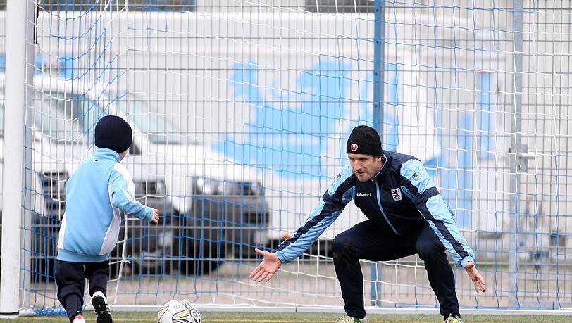 Familie Bierofka beim Fußballspielen. Teile der Fotos entstanden bereits vor knapp zwei Jahren. Familie Bierofka beim Fußballspielen. Teile der Fotos entstanden bereits vor knapp zwei Jahren.