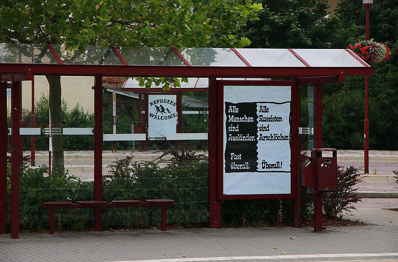 Anti-Nazi-Plakate in Freital. Aufgehängt von Dies Irae.
