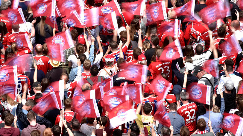 Viele Fans feierten ihr Team auf dem Marienplatz, mit Fahnen und Jubelrufen.