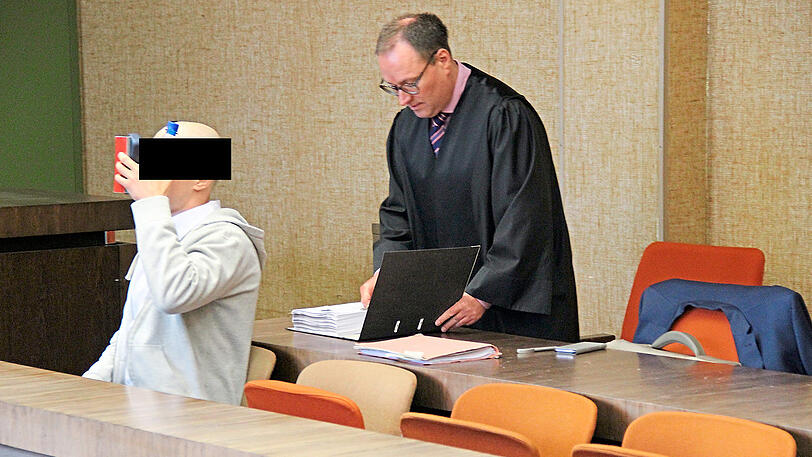 Der Angeklagte mit seinem Anwalt Thomas Novak.