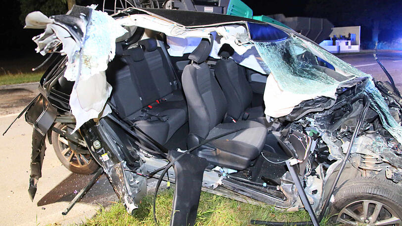 Die rechte Seite des Autos wurde komplett zerstört, laut Polizei war der Fahrer betrunken. Die Bilder vom Unfallort.