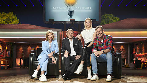 Sie suchen "Das Ding des Jahres": (v.r.) Joko Winterscheidt, Lena Gercke, Rewe-Einkaufschef Hans-Jürgen Moog und Amorelie-Gründerin Lea-Sophie Cramer