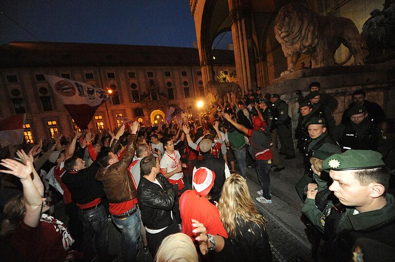 Bayern-Fans ziehen durch die Münchner Innenstadt. Die Bilder von der Jubel-Feier.
