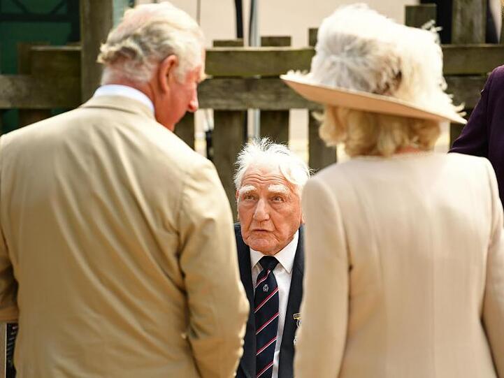 Prinz Charles (r), Prinz von Wales, und seine Frau Camilla, Herzogin von Cornwall, sprechen mit einem Veteranen.
