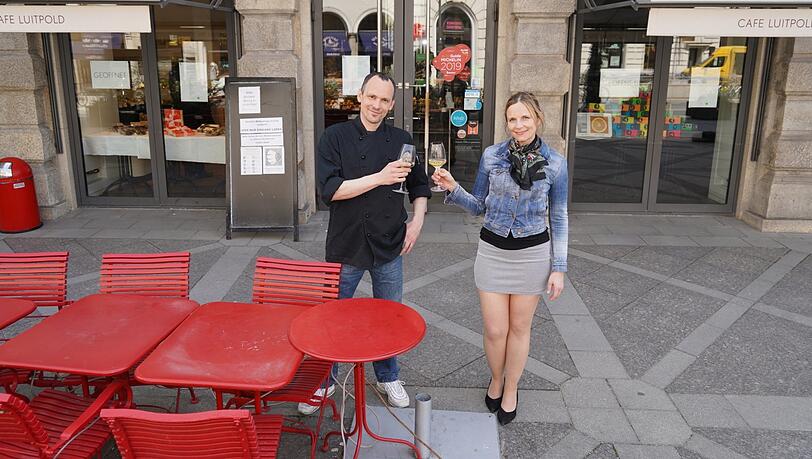 Vor dem Café Luitpold: Chefkoch Markus Raven und Betriebsleiterin Eva Thaller stoßen auf die Essklasse in der Brienner Straße an.