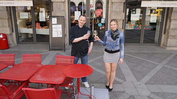 Vor dem Café Luitpold: Chefkoch Markus Raven und Betriebsleiterin Eva Thaller stoßen auf die Essklasse in der Brienner Straße an.