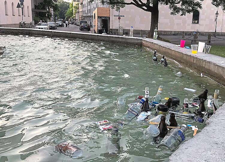 Der Tag danach: Leere Flaschen und Abfall schwimmen im Brunnen an der LMU. Schöne und nicht so schöne Bilder von der EM-Party in München.