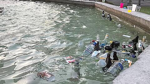 Der Tag danach: Leere Flaschen und Abfall schwimmen im Brunnen an der LMU. Schöne und nicht so schöne Bilder von der EM-Party in München.