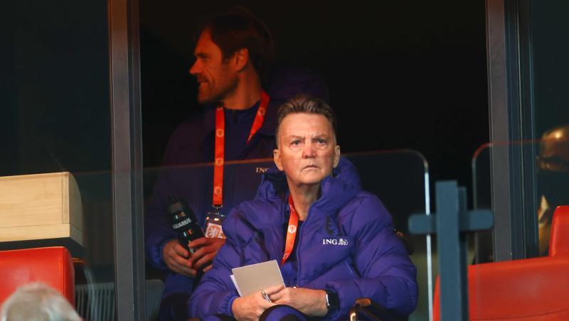 Verfolgte die Partie wegen einer Hüftverletzung im Rollstuhl sitzend von der Tribüne aus und gab per Telefon Anweisungen: Louis van Gaal.