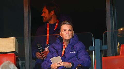 Verfolgte die Partie wegen einer Hüftverletzung im Rollstuhl sitzend von der Tribüne aus und gab per Telefon Anweisungen: Louis van Gaal.