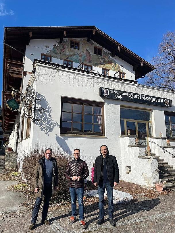 Andreas Wißmeier (l.) und Peter Neumann (Rock Capital) mit Wiessees Bürgermeister Kühn (M.). Andreas Wißmeier (l.) und Peter Neumann (Rock Capital) mit Wiessees Bürgermeister Kühn (M.).