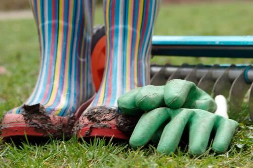Gummistiefel, Handschuhe - was man im Garten so braucht.