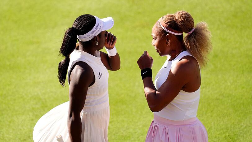 Doppelpartnerin Victoria Mboko (l) ist 25 Jahre jünger als Serena Williams (r). Doppelpartnerin Victoria Mboko (l) ist 25 Jahre jünger als Serena Williams (r).