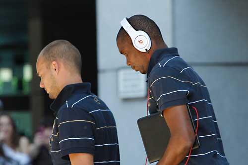 Wesley Sneijder und Samuel Eto'o verlassen das Hotel in Madrid.
