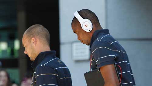 Wesley Sneijder und Samuel Eto'o verlassen das Hotel in Madrid. Wesley Sneijder und Samuel Eto'o verlassen das Hotel in Madrid.