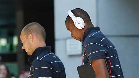 Wesley Sneijder und Samuel Eto'o verlassen das Hotel in Madrid.