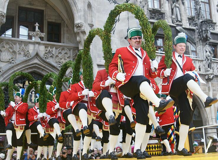 Wie alle sieben Jahre führen die Schäffler am Marienplatz ihren traditionellen Tanz auf. OB Christian Ude ist auch mit von der Partie.