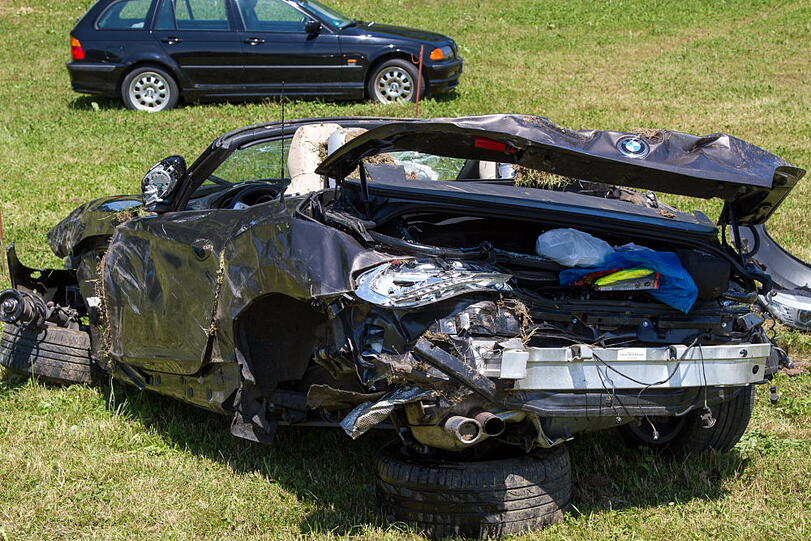 Ein Auto mit zwei Insassen kam am Samstag von der Fahrbahn ab und überschlug sich. Der Beifahrer starb. Der Fahrer verschwand vom Unfallort - bis jetzt fehlt jede Spur.