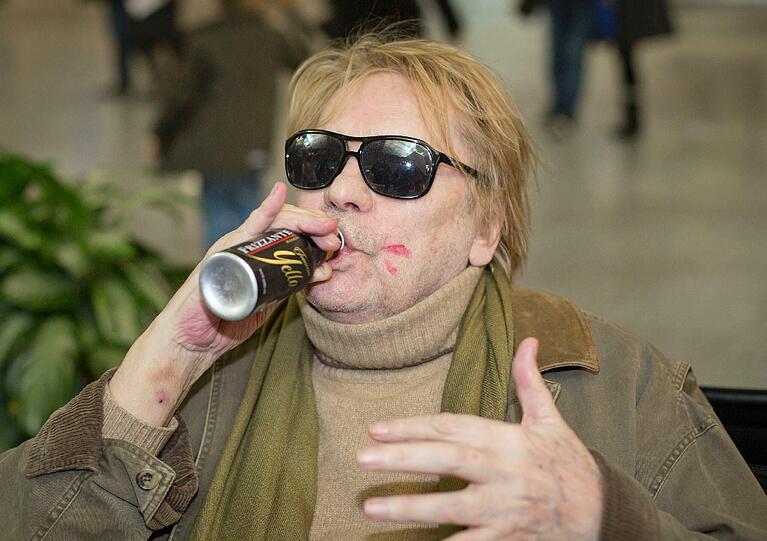 "Er trinkt sich das Dschungelcamp schön", hatte Bild über dieses Foto geschrieben.