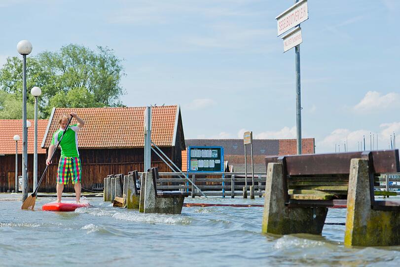 Fanatic-Teamfahrer Fabian Weber erkundet das Hochwasser in Diessen am Ammersee per Stand Up Paddeling