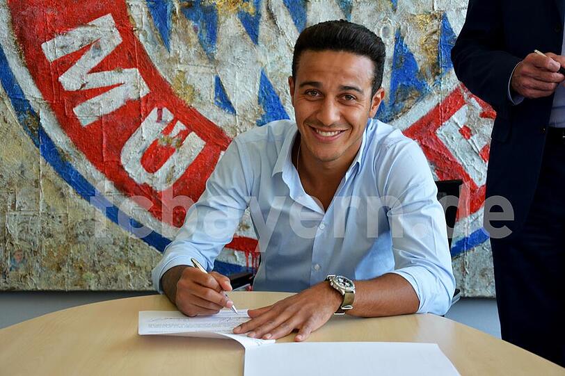 Unterzeichnete am Dienstag seinen Vierjahresvertrag an der Säbener Straße: Thiago Alcántara.