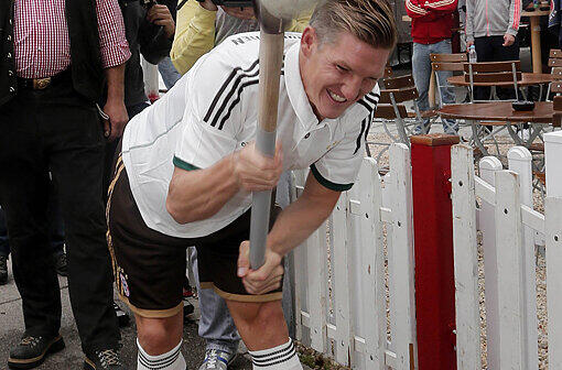 Das neue Wiesn-Trikot des FC Bayern für das Oktoberfest 2013: Die Bilder von der offiziellen Präsentation