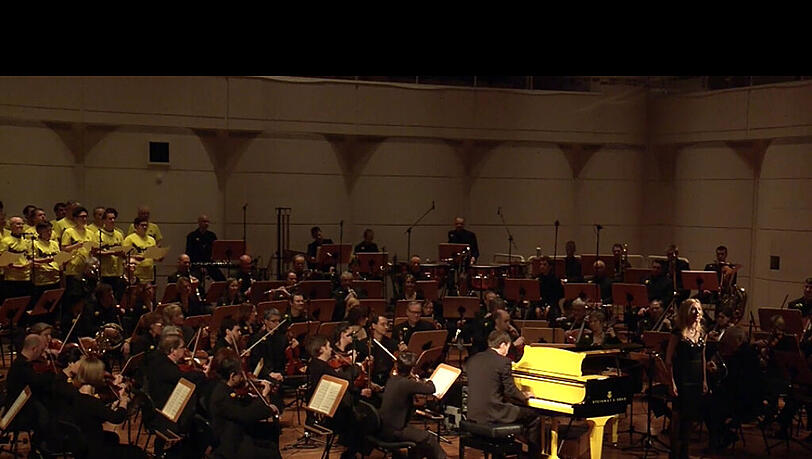 Die Dortmunder Philharmoniker bei der Einspielung von "Leuchte auf mein Stern Borussia" Die Dortmunder Philharmoniker bei der Einspielung von "Leuchte auf mein Stern Borussia"