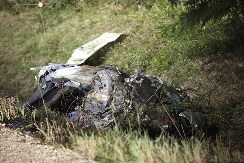 Durch die Wucht des Aufpralls wurde der Mercedes regelrecht zerfetzt. Der Fahrer starb in den Trümmern.