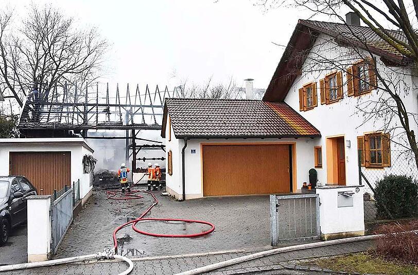 Bilder vom Bauernhof-Brand in Neufahrn bei Freising. Der Landwirt erlitt einen Herzinfarkt, als er den Brand bemerkte.