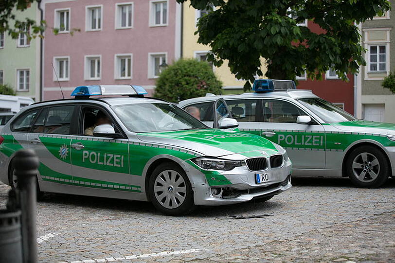 Eine halbe Stunde jagte die Polizei dem Einbrecher im Landkreis Traunstein hinterher. Erst in Tittmoning wurde er gestoppt. Die Bilder.