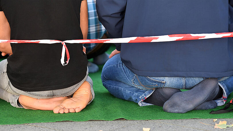 Gläubige Muslime verrichten das rituelle Gebet fünfmal am Tag. (Symbolbild)