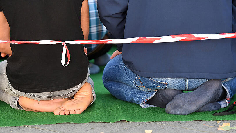 Gläubige Muslime verrichten das rituelle Gebet fünfmal am Tag. (Symbolbild) Gläubige Muslime verrichten das rituelle Gebet fünfmal am Tag. (Symbolbild)