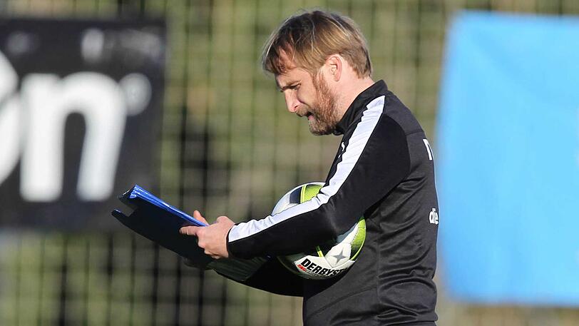 Wer steht nächste Saison für die Löwen auf dem Platz? Trainer Bierofka steckt mitten in den Planungen.