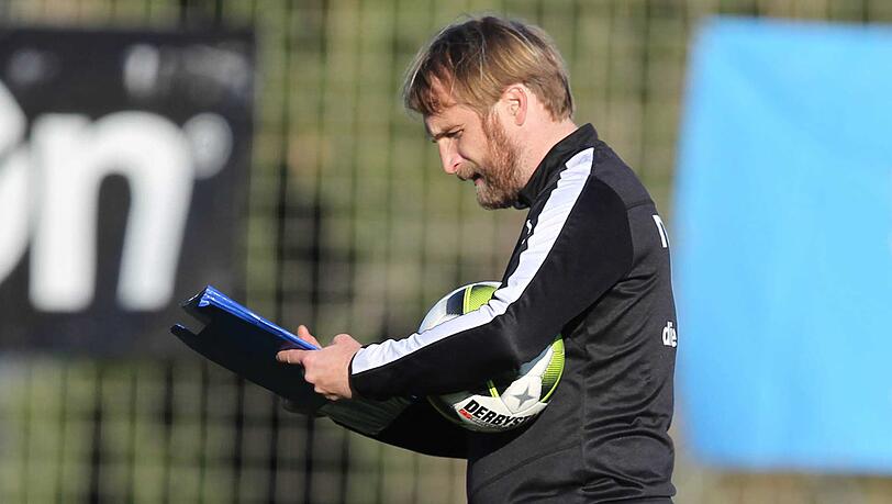 Wer steht nächste Saison für die Löwen auf dem Platz? Trainer Bierofka steckt mitten in den Planungen. Wer steht nächste Saison für die Löwen auf dem Platz? Trainer Bierofka steckt mitten in den Planungen.