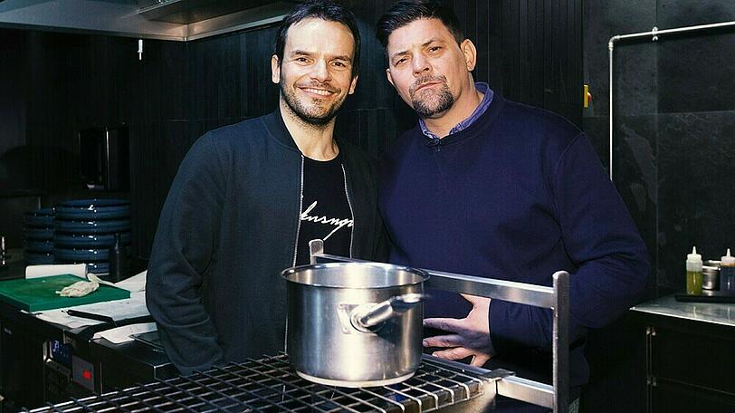 Steffen Henssler (l.) und Tim Mälzer stellen sich dem Küchen-Duell