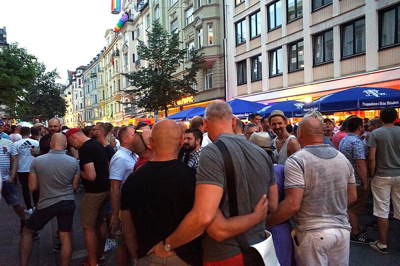 Laut, bunt und vor allem schwul: Das Hans-Sachs-Straßenfest zieht knapp 10.000 Menschen aus München und der queeren Szene an.