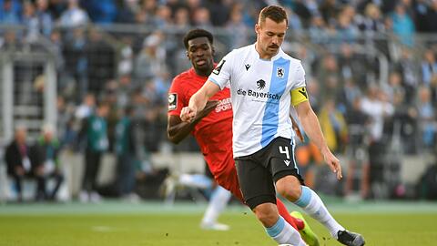 Bayerns Torjäger Otschi Wriedt verfolgt Sechzig-Kapitän Felix Weber.