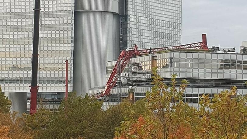 Der demolierte Kran auf dem Hausdach im Arabellapark. Bilder vom Unglücksort.