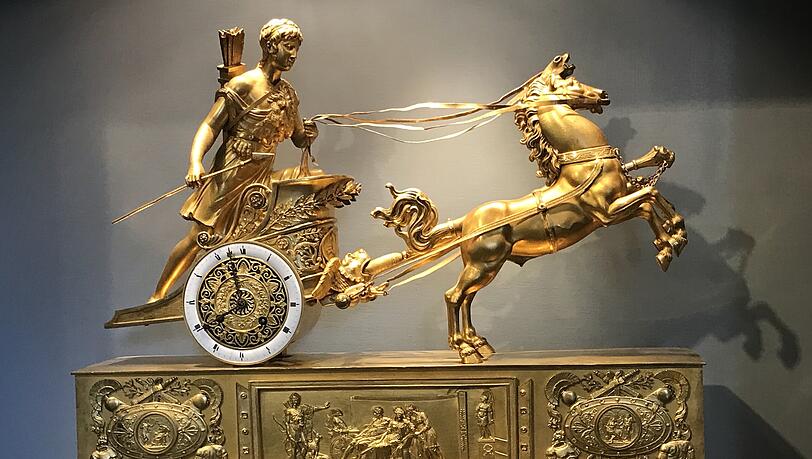 Äußerst rare Pariser Streitwagen-Pendule mit dem Gespann des Hippolytos. (Christoph Linckersdorff, Stand 3 A) Äußerst rare Pariser Streitwagen-Pendule mit dem Gespann des Hippolytos. (Christoph Linckersdorff, Stand 3 A)