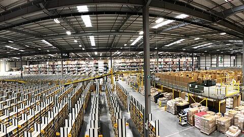 Das Amazon Fulfilment Center Dunfermline. Der Black Friday lässt die Paketberge in die Höhe schnellen.