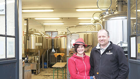 Marta und Thomas Girg vor ihrer alten Brauerei. Im Hintergrund die aktuellen, kleineren Brautanks.